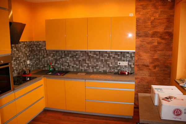 Жёлтый угловой кухонный гарнитур 9 кв.м в частном доме