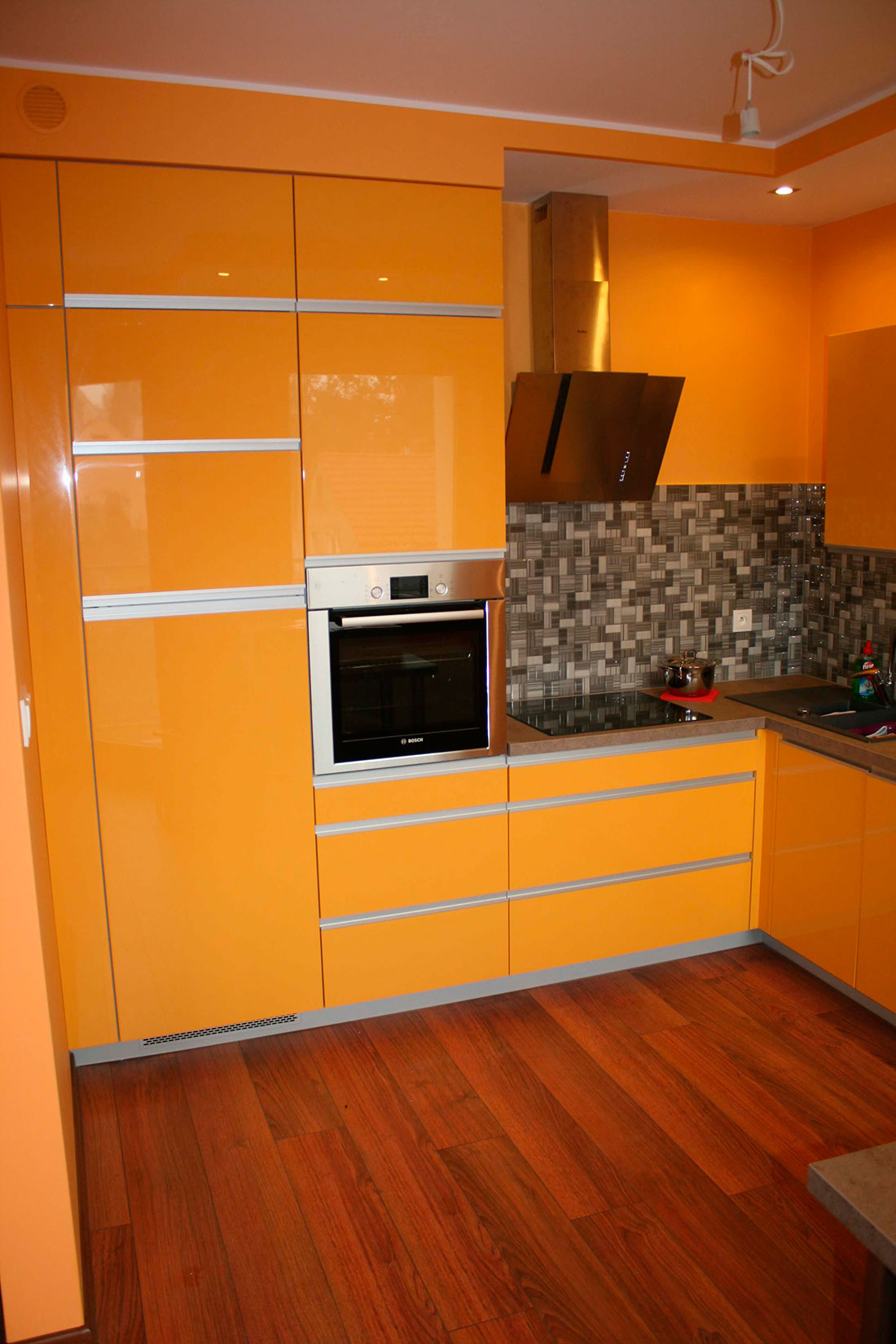 Стильный кухонный гарнитур, изготовленый по индивидуальному проекту
