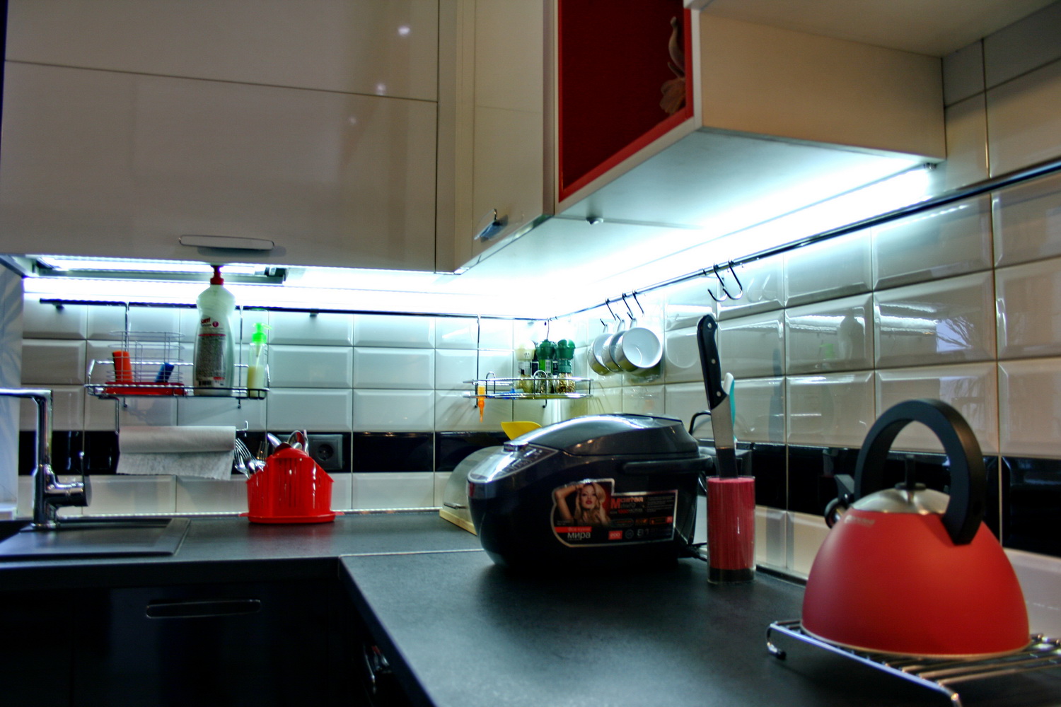 Светодиодная подсветка неотъемлемая часть современного кухонного гарнитура