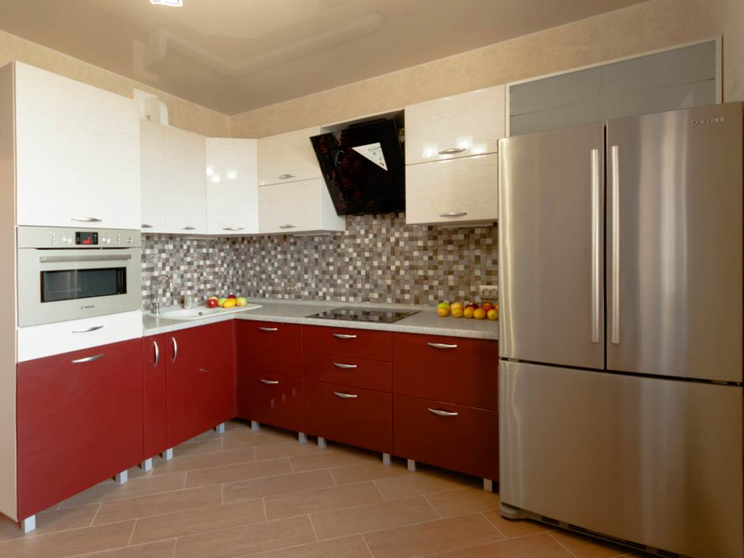 Красно-бежевая угловая кухня 9 кв.м с крашенными МДФ фасадами