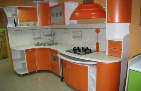 Стильные кухни с округлыми радиусными фасадами